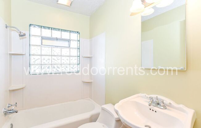 2 beds, 1 bath, 1,005 sqft, $1,200, Unit 1544 N Hawthorne Lane