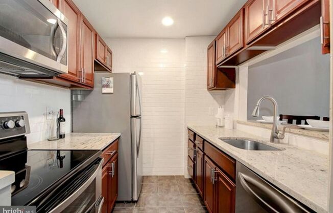 Gorgeous Canton Shipyard 2bd/2ba Condo w/ W/D, Parking Spot and more! Available 12/29