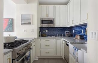 2 beds, 2 baths, 896 sqft, $5,490