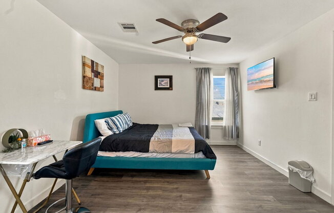 3 beds, 2 baths, 1,445 sqft, $1,725, Unit B