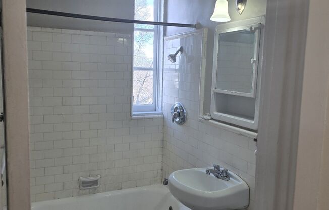 2 beds, 1 bath, 840 sqft, $1,200, Unit 4D