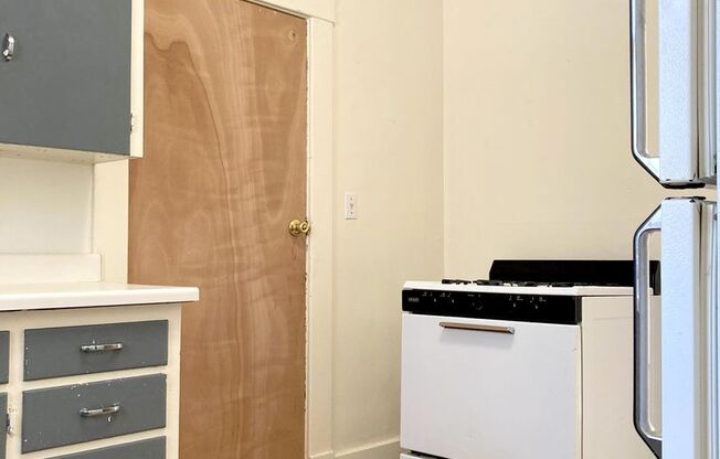 1 bed, 1 bath, $500, Unit 128 E 5th