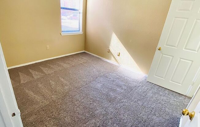 3 beds, 2 baths, 973 sqft, $1,045, Unit 2309