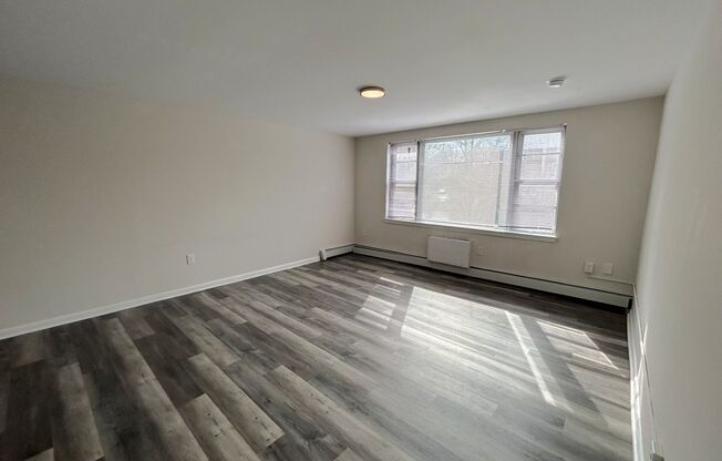 2 beds, 1 bath, 925 sqft, $1,469, Unit B04