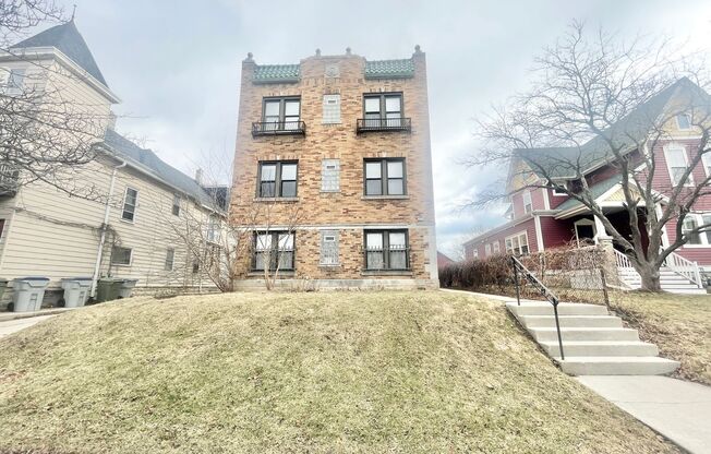 2 beds, 1 bath, $1,160, Unit 04
