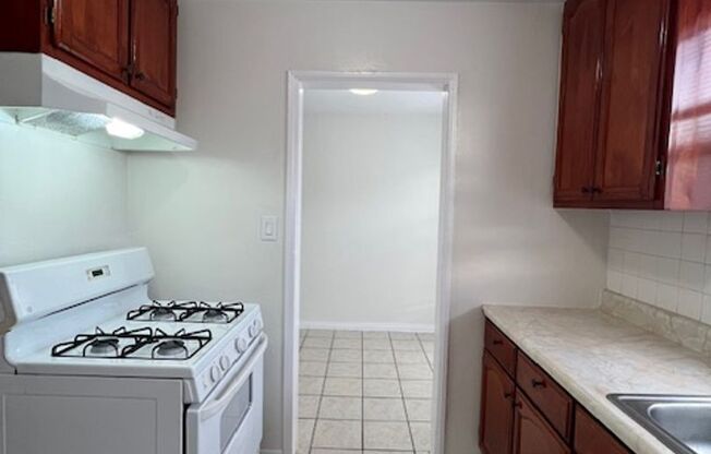 1 bed, 1 bath, 560 sqft, $1,475, Unit 1444 Chestnut Apt 15