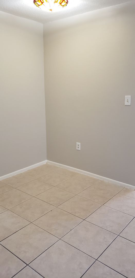 Cozy 2nd floor condo by Lake Underhill