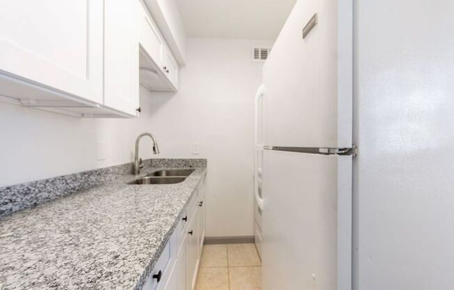 2 beds, 1 bath, $1,025, Unit 23