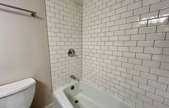 3 beds, 2 baths, $1,695, Unit 224