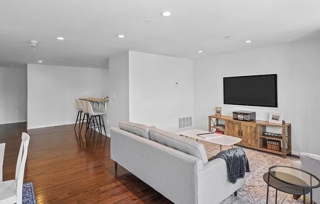 165 W 6 ST