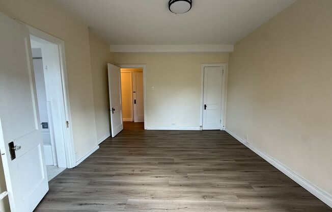 Studio, 1 bath, 295 sqft, $1,275, Unit Old King Edward 371