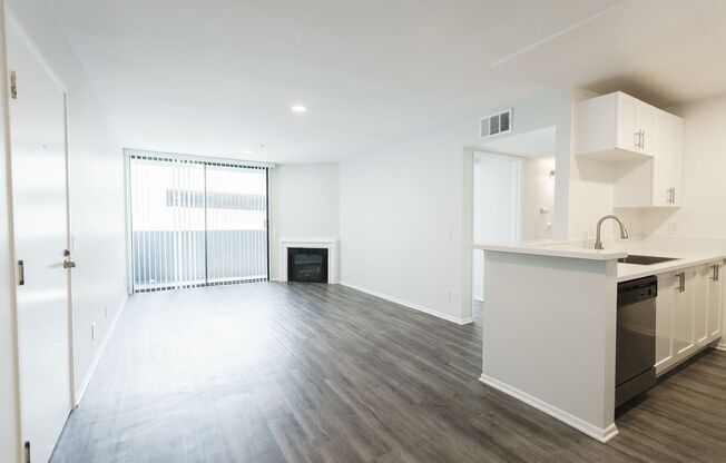 2 beds, 2 baths, 850 sqft, $2,598, Unit 102