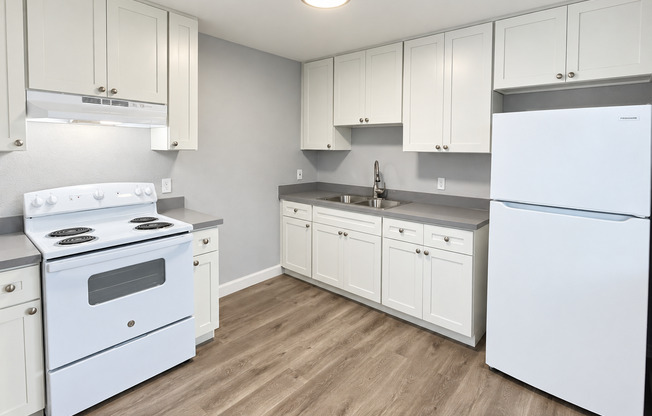 Lone Pine Apartments