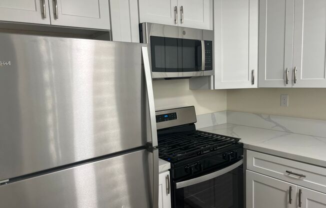 2 beds, 1 bath, 800 sqft, $2,450, Unit 06