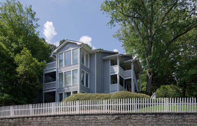 2 BR/1BA condo in great location at Dunwoody Lakes