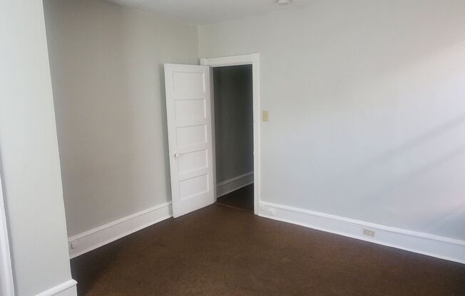 2 beds, 1 bath, $1,100, Unit 2nd Floor