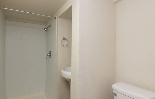 5 beds, 2 baths, $1,895, Unit 440 Yellowstone Ave