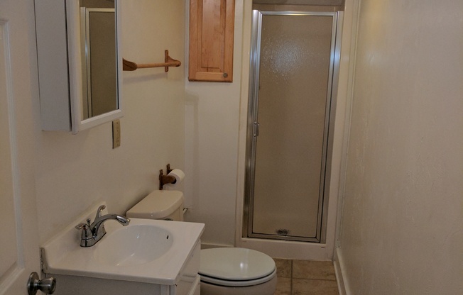 Cozy 2 Bedroom Apartment with Backyard Patio and Central Air Conditioning in South Side, Pittsburgh, PA