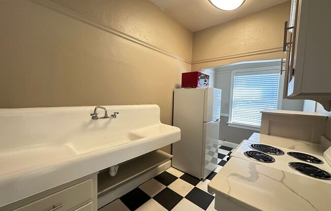 Studio, 1 bath, $1,400, Unit 09