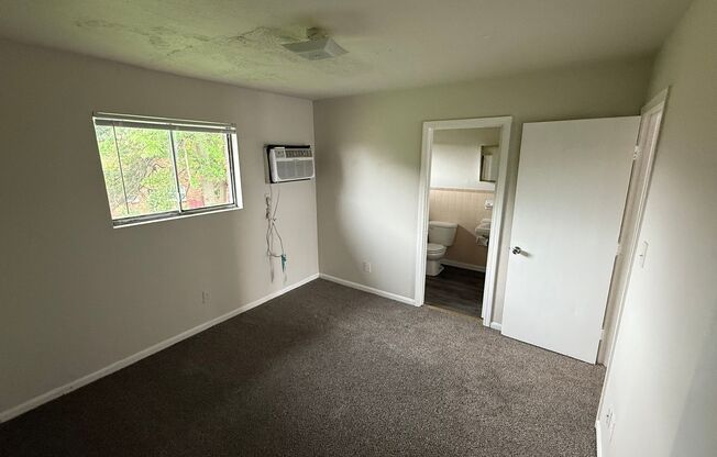 Discover Unmatched Convenience in a Prime Location in your 1 BR, 1BA Apartment! Hablamos Espanol!