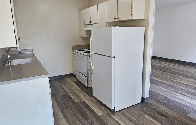 2 beds, 1 bath, 925 sqft, $1,470, Unit 2