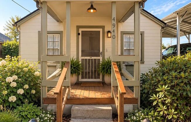 Available NOW! Cute one bedroom with bonus room in BROOKS