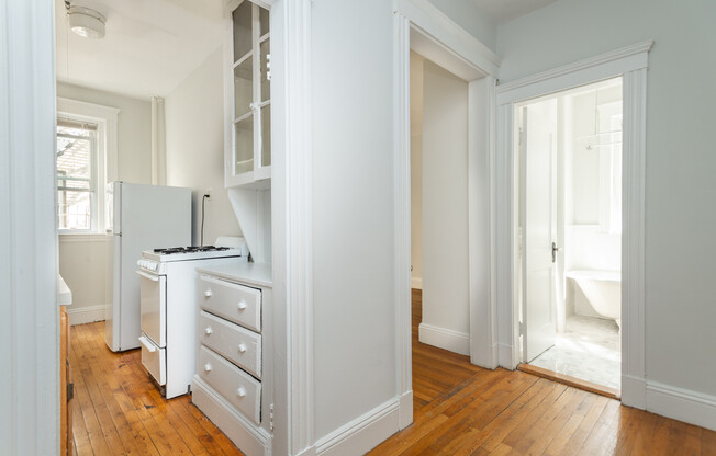 Studio, 1 bath, 350 sqft, $2,400, Unit 18