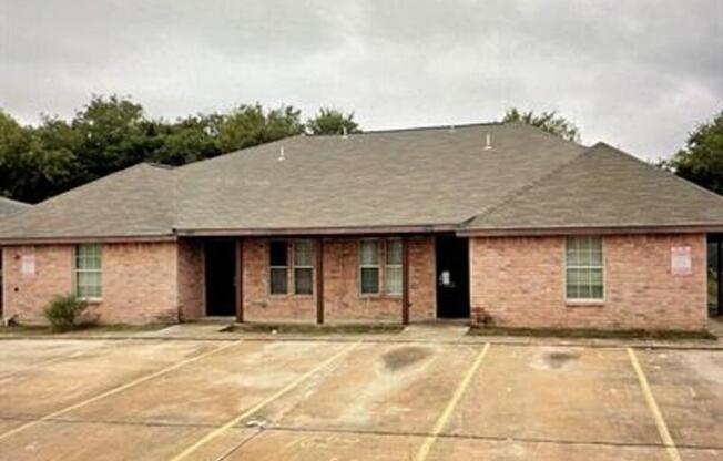 7627 WINDSOR OAKS