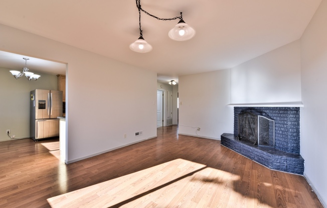 Light filled home+ Pet Friendly + Deck+ Lovely Yard