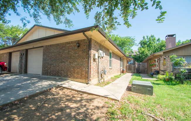 Beautifully crafted 3-2-1. Great Duplex in Walking distance to Evers Park and Elementary School.