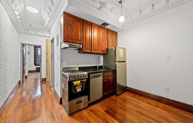 637 E 6 ST