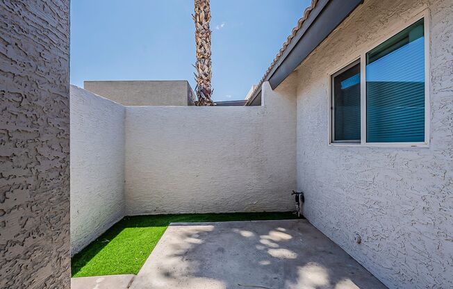 Central Phoenix Remodeled Townhome Oasis – 3 Bed, 2 Bath, Gated with Pool!