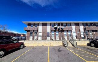 Charming 2-Bedroom, 2-Bath Townhome-Style Unit in Edgewater