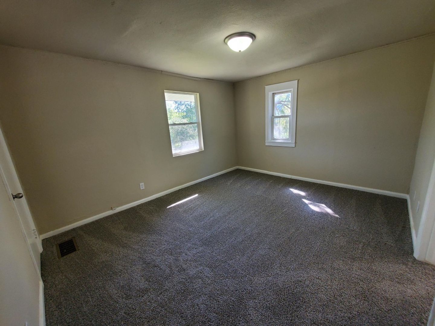 22nd St Duplex - Near Drake University