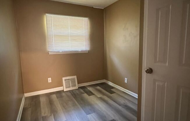 3 beds, 1 bath, $1,100