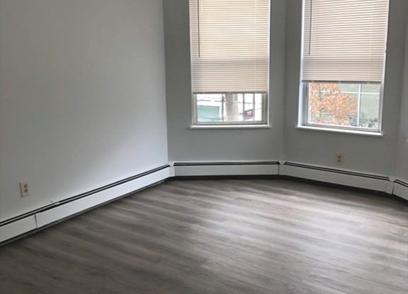 4 beds, 1 bath, 1,200 sqft, $5,600, Unit 3(2B)