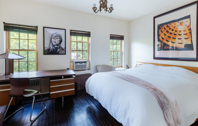 312 W 19 ST
