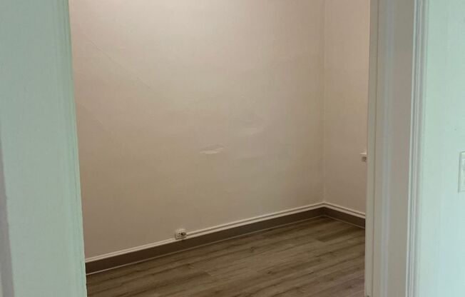 2 beds, 1 bath, $810, Unit H