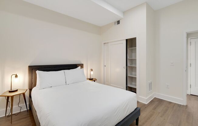 2 beds, 1 bath, 905 sqft, $2,695, Unit 813