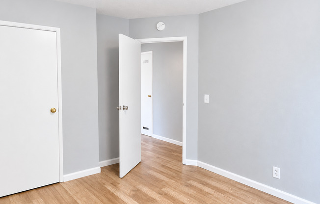 2 beds, 1 bath, 817 sqft, $3,400, Unit Unit 10