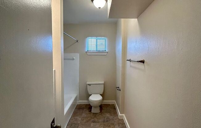 2 beds, 1 bath, $895, Unit MA9136