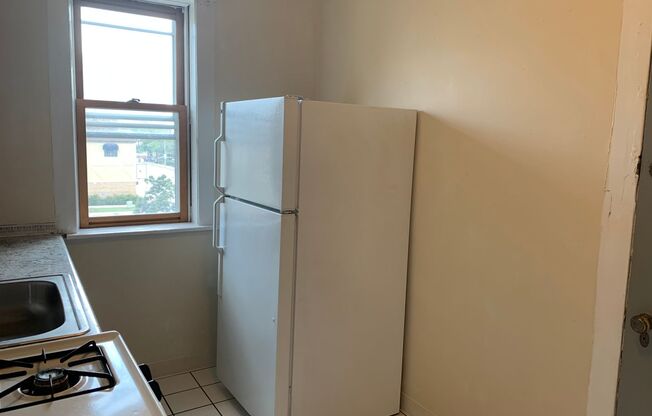 2 beds, 1 bath, $1,300, Unit 6