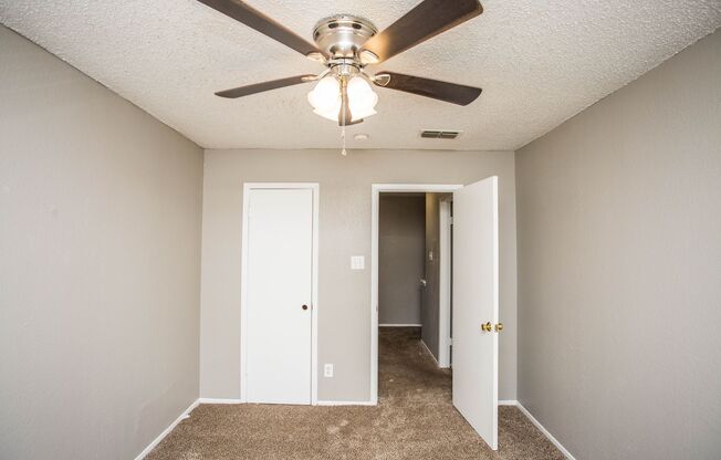 2 beds, 1.5 baths, 955 sqft, $900