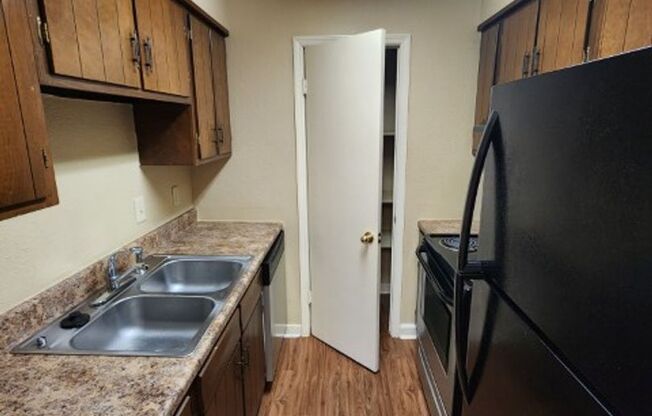 2 beds, 1 bath, 880 sqft, $725, Unit 111 Barton Street #52