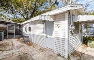 8108 - 8108 1/2 N Alaska St