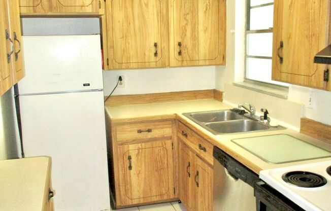 Spacious 3-Bedroom, 2-Bathroom Home in Desirable Beachside Daytona Beach!
