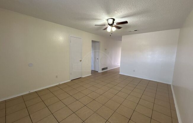 2 beds, 1 bath, $825, Unit 1906 Cedarhill Unit A