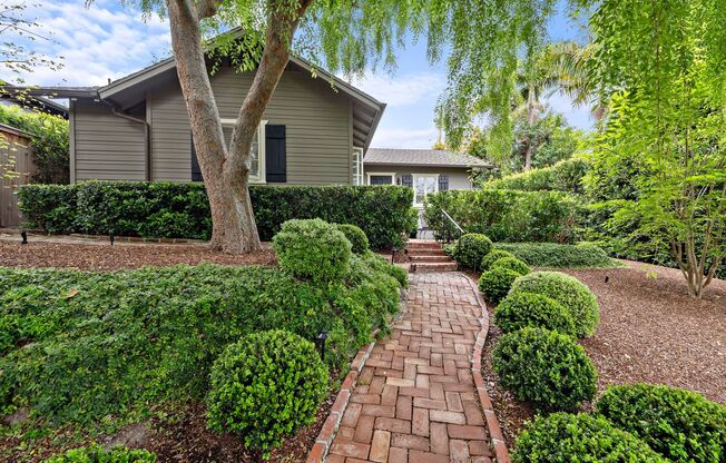 Classic Modern Cottage in Laguna Village