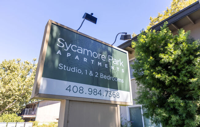 the sign for sycamore park apartments