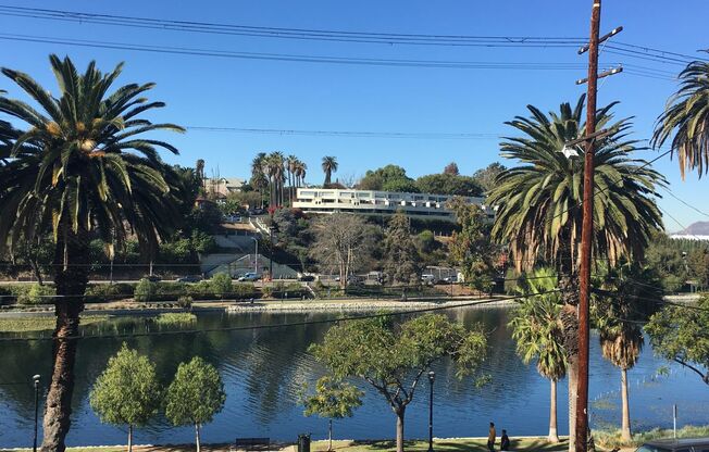 1920s 2 Bedroom House With Porch And Views On Echo Park Lake!